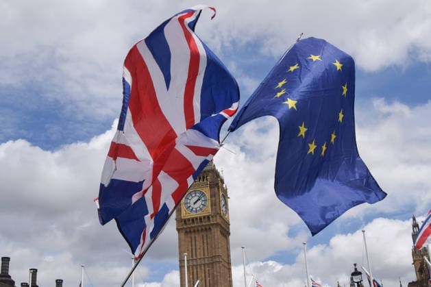June 20, 2026, London, England, United Kingdom: A protester holds a Union Jack and an EU flag near Big Ben in Parliament Square during the National Rejoin March, calling on the UK government to rejoin the European Union on the tenth anniversary of the Brexit referendum. London United Kingdom  - ZUMAv130 20260620_zip_v130_056 Copyright: xVukxValcicx