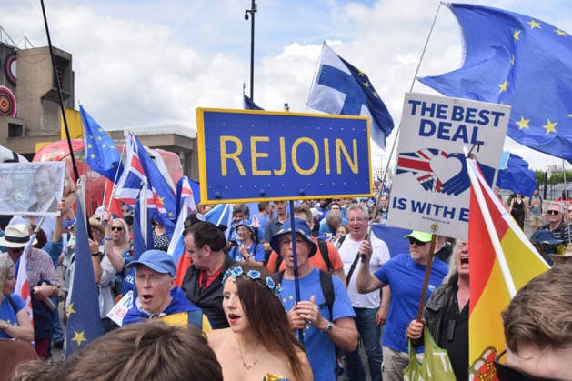 June 20, 2026, London, England, United Kingdom: Protesters pass across Weterloo Bridge during the National Rejoin March, calling on the UK government to rejoin the European Union on the tenth anniversary of the Brexit referendum. London United Kingdom  - ZUMAv130 20260620_zip_v130_057 Copyright: xVukxValcicx
