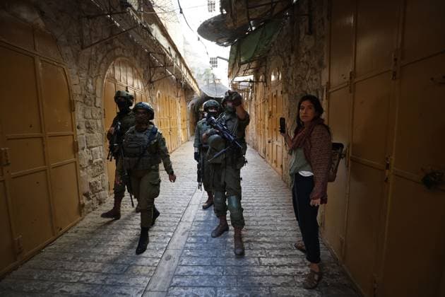 Israeli Soldiers Obstruct Journalists Covering Settler Tour in Hebron HEBRON, WEST BANK JUNE 20, 2026: Israeli soldiers obstruct journalists and activists documenting a tour by Israeli settlers in the Old City of Hebron. The tour took place under the protection of Israeli forces amid heightened security measures and restrictions in the area. Hebron Palestine, State of Copyright: x xMosabxshawerx xJNAxPressx