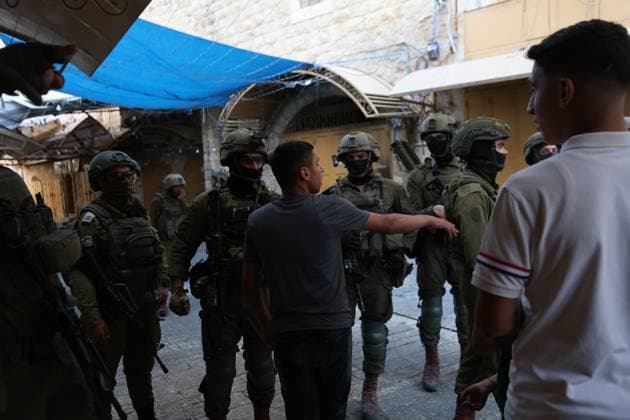 Israeli Soldiers Obstruct Journalists Covering Settler Tour in Hebron HEBRON, WEST BANK JUNE 20, 2026: Israeli soldiers obstruct journalists and activists documenting a tour by Israeli settlers in the Old City of Hebron. The tour took place under the protection of Israeli forces amid heightened security measures and restrictions in the area. Hebron Palestine, State of Copyright: x xMosabxshawerx xJNAxPressx