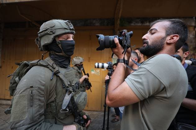 Israeli Soldiers Obstruct Journalists Covering Settler Tour in Hebron HEBRON, WEST BANK JUNE 20, 2026: Israeli soldiers obstruct journalists and activists documenting a tour by Israeli settlers in the Old City of Hebron. The tour took place under the protection of Israeli forces amid heightened security measures and restrictions in the area. Hebron Palestine, State of Copyright: x xMosabxshawerx xJNAxPressx