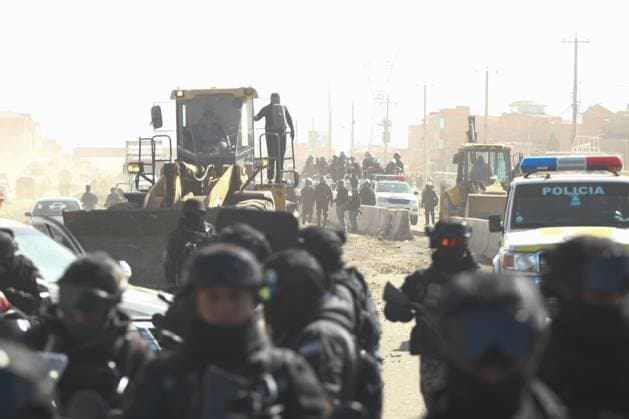Police Clear Road Blockades Following Emergency Declaration LA PAZ, BOLIVIA JUNE 20, 2026: Law enforcement officers intervene in road blockades in La Paz, Bolivia, on June 20, 2026, following the declaration of a state of emergency by the government. Security forces were deployed to restore traffic flow and maintain public order amid ongoing disruptions affecting transportation routes. The intervention comes during a period of heightened political and social tensions in Bolivia, where road blockades have been used by protest groups to press various demands. Authorities have stated that emergency measures are intended to ensure public safety and the movement of people and goods, while critics have expressed concerns about the impact of s Copyright: x xAbadxMirandax xJNAxPressx
