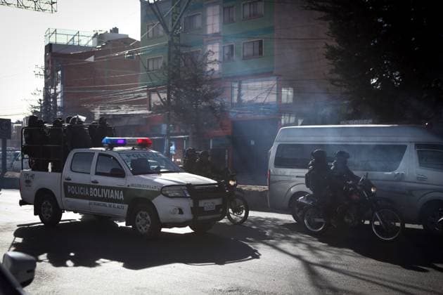 Police Clear Road Blockades Following Emergency Declaration LA PAZ, BOLIVIA JUNE 20, 2026: Law enforcement officers intervene in road blockades in La Paz, Bolivia, on June 20, 2026, following the declaration of a state of emergency by the government. Security forces were deployed to restore traffic flow and maintain public order amid ongoing disruptions affecting transportation routes. The intervention comes during a period of heightened political and social tensions in Bolivia, where road blockades have been used by protest groups to press various demands. Authorities have stated that emergency measures are intended to ensure public safety and the movement of people and goods, while critics have expressed concerns about the impact of s Copyright: x xAbadxMirandax xJNAxPressx