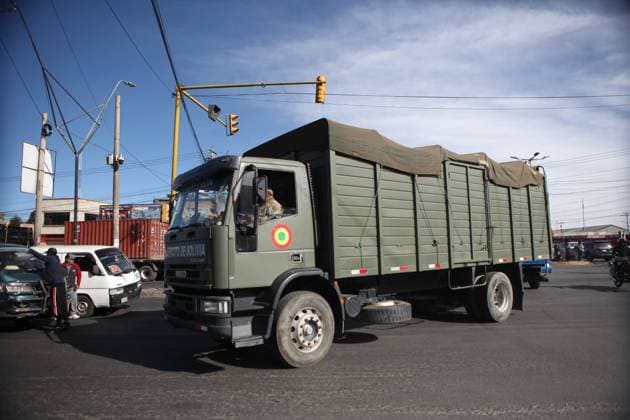 Police Clear Road Blockades Following Emergency Declaration LA PAZ, BOLIVIA JUNE 20, 2026: Law enforcement officers intervene in road blockades in La Paz, Bolivia, on June 20, 2026, following the declaration of a state of emergency by the government. Security forces were deployed to restore traffic flow and maintain public order amid ongoing disruptions affecting transportation routes. The intervention comes during a period of heightened political and social tensions in Bolivia, where road blockades have been used by protest groups to press various demands. Authorities have stated that emergency measures are intended to ensure public safety and the movement of people and goods, while critics have expressed concerns about the impact of s Copyright: x xAbadxMirandax xJNAxPressx