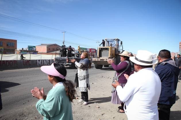Police Clear Road Blockades Following Emergency Declaration LA PAZ, BOLIVIA JUNE 20, 2026: Law enforcement officers intervene in road blockades in La Paz, Bolivia, on June 20, 2026, following the declaration of a state of emergency by the government. Security forces were deployed to restore traffic flow and maintain public order amid ongoing disruptions affecting transportation routes. The intervention comes during a period of heightened political and social tensions in Bolivia, where road blockades have been used by protest groups to press various demands. Authorities have stated that emergency measures are intended to ensure public safety and the movement of people and goods, while critics have expressed concerns about the impact of s Copyright: x xAbadxMirandax xJNAxPressx