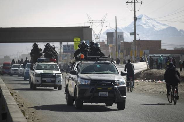 Police Clear Road Blockades Following Emergency Declaration LA PAZ, BOLIVIA JUNE 20, 2026: Law enforcement officers intervene in road blockades in La Paz, Bolivia, on June 20, 2026, following the declaration of a state of emergency by the government. Security forces were deployed to restore traffic flow and maintain public order amid ongoing disruptions affecting transportation routes. The intervention comes during a period of heightened political and social tensions in Bolivia, where road blockades have been used by protest groups to press various demands. Authorities have stated that emergency measures are intended to ensure public safety and the movement of people and goods, while critics have expressed concerns about the impact of s Copyright: x xAbadxMirandax xJNAxPressx