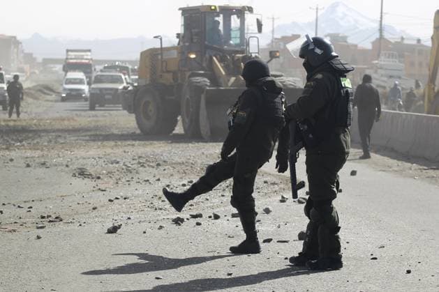 Police Clear Road Blockades Following Emergency Declaration LA PAZ, BOLIVIA JUNE 20, 2026: Law enforcement officers intervene in road blockades in La Paz, Bolivia, on June 20, 2026, following the declaration of a state of emergency by the government. Security forces were deployed to restore traffic flow and maintain public order amid ongoing disruptions affecting transportation routes. The intervention comes during a period of heightened political and social tensions in Bolivia, where road blockades have been used by protest groups to press various demands. Authorities have stated that emergency measures are intended to ensure public safety and the movement of people and goods, while critics have expressed concerns about the impact of s Copyright: x xAbadxMirandax xJNAxPressx