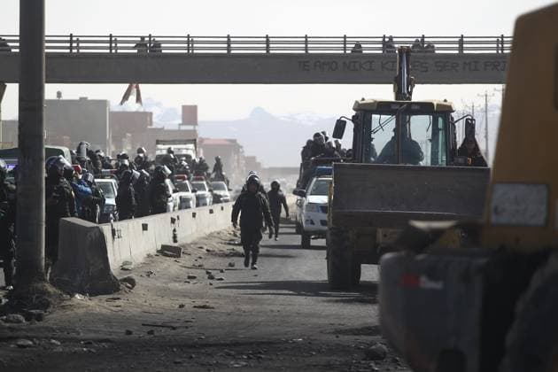 Police and military deployed under a state of emergency in Bolivia LA PAZ, BOLIVIA JUNE 20: Law enforcement intervenes in road blockades after a state of emergency is declared in Bolivia. El Alto Bolivia Copyright: x xAbadxMirandax xJNAxPressx