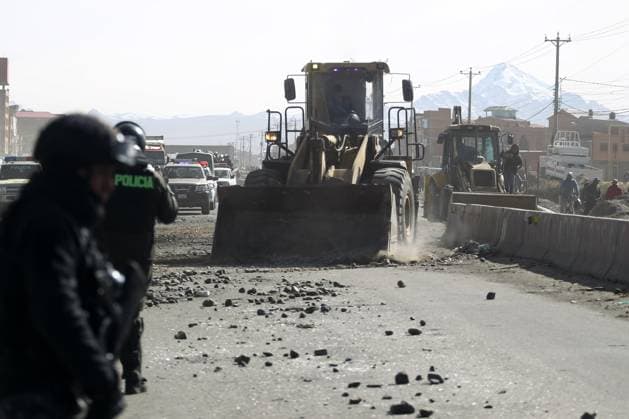 Police Clear Road Blockades Following Emergency Declaration LA PAZ, BOLIVIA JUNE 20, 2026: Law enforcement officers intervene in road blockades in La Paz, Bolivia, on June 20, 2026, following the declaration of a state of emergency by the government. Security forces were deployed to restore traffic flow and maintain public order amid ongoing disruptions affecting transportation routes. The intervention comes during a period of heightened political and social tensions in Bolivia, where road blockades have been used by protest groups to press various demands. Authorities have stated that emergency measures are intended to ensure public safety and the movement of people and goods, while critics have expressed concerns about the impact of s Copyright: x xAbadxMirandax xJNAxPressx