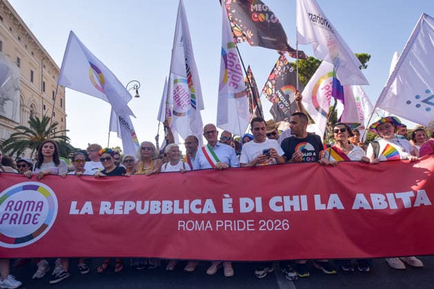 June 20, 2026, Rome, Rome, Italy: Mayor of Rome Roberto Gualtieri (C) attends the Roma Pride parade in Rome on June 20, 2026. Rome Italy  - ZUMAn299 20260620_zip_n299_002 Copyright: xVincenzoxNuzzolesex