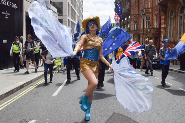 National Rejoin March on the tenth anniversary of the Brexit referendum in London, UK - 20 Jun 2026 A dancer performs during the National Rejoin March, calling on the UK government to rejoin the European Union on the tenth anniversary of the Brexit referendum. London United Kingdom Copyright: xVukxValcicx xSOPAxImagesx VukValcicNationalRejoinMarch200626_47