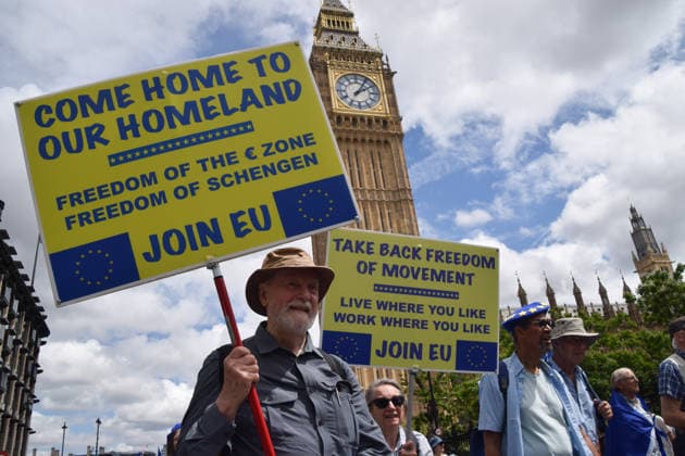 National Rejoin March on the tenth anniversary of the Brexit referendum in London, UK - 20 Jun 2026 Protesters hold pro-EU placards in Parliament Square during the National Rejoin March, calling on the UK government to rejoin the European Union on the tenth anniversary of the Brexit referendum. London United Kingdom Copyright: xVukxValcicx xSOPAxImagesx VukValcicNationalRejoinMarch200626_78