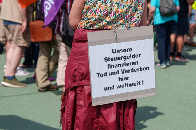 Trade Unions Protest Against Social Spending Cuts Germany - Kassel, 20.06.2026 Sign in German says Our tax money is being used to fund death and decay, as Participants march through Kassel during a trade union demonstration against proposed social spending cuts. The rally, organised under the slogan Kürzen nicht mit uns ( Cuts? Not on us! ), began at Kassel Central Station and concluded with speeches at Königsplatz. Demonstrators called for increased public investment and warned against reductions in welfare, healthcare and education funding. The protest was supported by the German Trade Union Confederation (DGB), the United Services Union (ver.di) and the Education and Science Workers Union (GEW), alongside local activists a