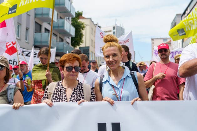 Trade Unions Protest Against Social Spending Cuts Germany - Kassel, 20.06.2026 Christine Behle (center-left), Deputy Chair of the German trade union ver.di, walks with participants march through Kassel during a trade union demonstration against proposed social spending cuts. The rally, organised under the slogan Kürzen nicht mit uns ( Cuts? Not on us! ), began at Kassel Central Station and concluded with speeches at Königsplatz. Demonstrators called for increased public investment and warned against reductions in welfare, healthcare and education funding. The protest was supported by the German Trade Union Confederation (DGB), the United Services Union (ver.di) and the Education and Science Workers Union (GEW), alongside local acti