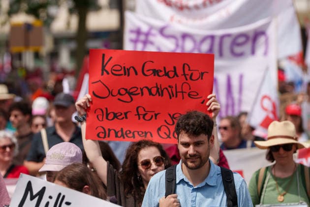 Trade Unions Protest Against Social Spending Cuts Germany - Kassel, 20.06.2026 Sign says No money for youth support, but plenty for all sorts of other nonsense. As participants march through Kassel during a trade union demonstration against proposed social spending cuts. The rally, organised under the slogan Kürzen nicht mit uns ( Cuts? Not on us! ), began at Kassel Central Station and concluded with speeches at Königsplatz. Demonstrators called for increased public investment and warned against reductions in welfare, healthcare and education funding. The protest was supported by the German Trade Union Confederation (DGB), the United Services Union (ver.di) and the Education and Science Workers Union (GEW), alongside local ac