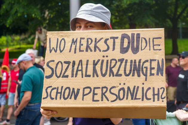 Trade Unions Protest Against Social Spending Cuts Germany - Kassel, 20.06.2026 Sign in German, as participants march through Kassel during a trade union demonstration against proposed social spending cuts. The rally, organised under the slogan Kürzen nicht mit uns ( Cuts? Not on us! ), began at Kassel Central Station and concluded with speeches at Königsplatz. Demonstrators called for increased public investment and warned against reductions in welfare, healthcare and education funding. The protest was supported by the German Trade Union Confederation (DGB), the United Services Union (ver.di) and the Education and Science Workers Union (GEW), alongside local activists and workers. Hesse