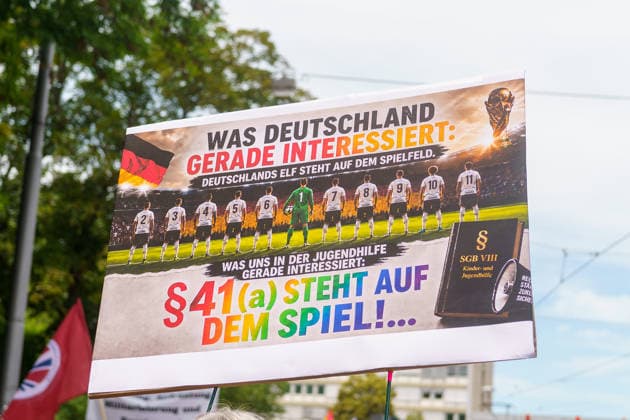 Trade Unions Protest Against Social Spending Cuts Germany - Kassel, 20.06.2026 Sign in German says: Whats on Germanys mind right now: Germany™s national team is on the pitch. Among other things: what interests Germany™s young people, as participants march through Kassel during a trade union demonstration against proposed social spending cuts. The rally, organised under the slogan Kürzen nicht mit uns ( Cuts? Not on us! ), began at Kassel Central Station and concluded with speeches at Königsplatz. Demonstrators called for increased public investment and warned against reductions in welfare, healthcare and education funding. The protest was supported by the German Trade Union Confederation (DGB), the United Services Union (