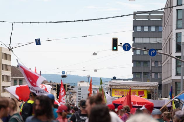 Trade Unions Protest Against Social Spending Cuts Germany - Kassel, 20.06.2026 Participants march through Kassel during a trade union demonstration against proposed social spending cuts. The rally, organised under the slogan Kürzen nicht mit uns ( Cuts? Not on us! ), began at Kassel Central Station and concluded with speeches at Königsplatz. Demonstrators called for increased public investment and warned against reductions in welfare, healthcare and education funding. The protest was supported by the German Trade Union Confederation (DGB), the United Services Union (ver.di) and the Education and Science Workers Union (GEW), alongside local activists and workers. Hesse