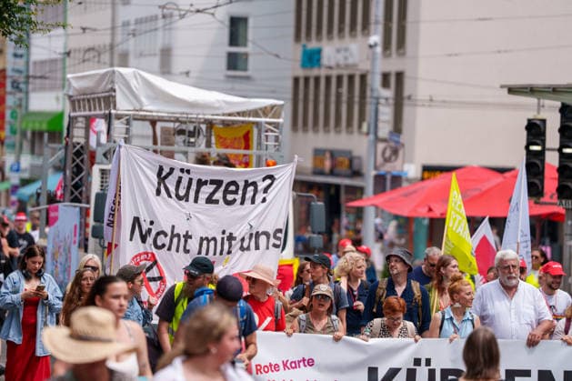 Trade Unions Protest Against Social Spending Cuts Germany - Kassel, 20.06.2026 Participants march through Kassel during a trade union demonstration against proposed social spending cuts. The rally, organised under the slogan Kürzen nicht mit uns ( Cuts? Not on us! ), began at Kassel Central Station and concluded with speeches at Königsplatz. Demonstrators called for increased public investment and warned against reductions in welfare, healthcare and education funding. The protest was supported by the German Trade Union Confederation (DGB), the United Services Union (ver.di) and the Education and Science Workers Union (GEW), alongside local activists and workers. Hesse