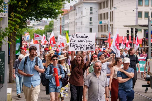 Trade Unions Protest Against Social Spending Cuts Germany - Kassel, 20.06.2026 Participants march through Kassel during a trade union demonstration against proposed social spending cuts. The rally, organised under the slogan Kürzen nicht mit uns ( Cuts? Not on us! ), began at Kassel Central Station and concluded with speeches at Königsplatz. Demonstrators called for increased public investment and warned against reductions in welfare, healthcare and education funding. The protest was supported by the German Trade Union Confederation (DGB), the United Services Union (ver.di) and the Education and Science Workers Union (GEW), alongside local activists and workers. Hesse