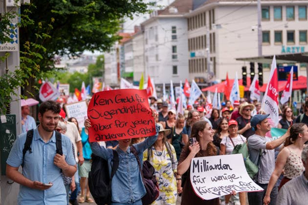 Trade Unions Protest Against Social Spending Cuts Germany - Kassel, 20.06.2026 Sign says No money for youth support, but plenty for all sorts of other nonsense. As participants march through Kassel during a trade union demonstration against proposed social spending cuts. The rally, organised under the slogan Kürzen nicht mit uns ( Cuts? Not on us! ), began at Kassel Central Station and concluded with speeches at Königsplatz. Demonstrators called for increased public investment and warned against reductions in welfare, healthcare and education funding. The protest was supported by the German Trade Union Confederation (DGB), the United Services Union (ver.di) and the Education and Science Workers Union (GEW), alongside local ac