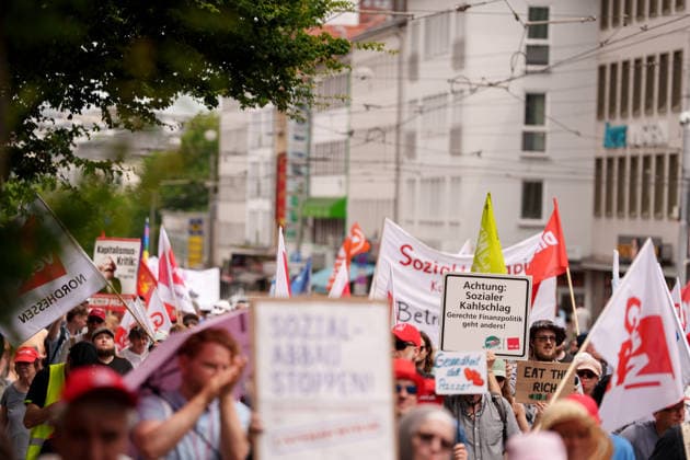 Trade Unions Protest Against Social Spending Cuts Germany - Kassel, 20.06.2026 Participants march through Kassel during a trade union demonstration against proposed social spending cuts. The rally, organised under the slogan Kürzen nicht mit uns ( Cuts? Not on us! ), began at Kassel Central Station and concluded with speeches at Königsplatz. Demonstrators called for increased public investment and warned against reductions in welfare, healthcare and education funding. The protest was supported by the German Trade Union Confederation (DGB), the United Services Union (ver.di) and the Education and Science Workers Union (GEW), alongside local activists and workers. Hesse