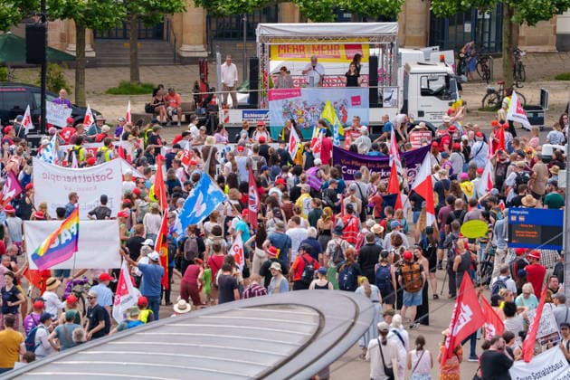 Trade Unions Protest Against Social Spending Cuts Germany - Kassel, 20.06.2026 Participants march through Kassel during a trade union demonstration against proposed social spending cuts. The rally, organised under the slogan Kürzen nicht mit uns ( Cuts? Not on us! ), began at Kassel Central Station and concluded with speeches at Königsplatz. Demonstrators called for increased public investment and warned against reductions in welfare, healthcare and education funding. The protest was supported by the German Trade Union Confederation (DGB), the United Services Union (ver.di) and the Education and Science Workers Union (GEW), alongside local activists and workers. Hesse