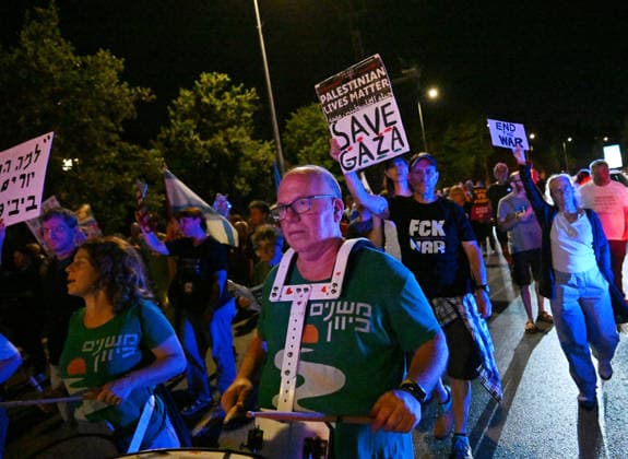 Israelis protest against Israeli Prime Minister Benjamin Netanyahu in Jerusalem on Saturday, June 20, 2026. U.S. President Donald Trump has called on Prime Minister Netanyahu to stop the military strikes in Lebanon.  JER2026062014 DEBBIExHILL