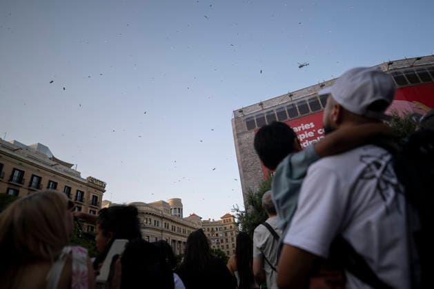 Barcelona celebrates the 50th anniversary of the end of the dictatorship with a poem bombardment over the Cathedral. Dozens of people took part in the poem bombardment event to celebrate the 50th anniversary of the end of the dictatorship, near the Cathedral on June 20, 2026, in Barcelona, Catalonia, Spain. A helicopter will drop 100,000 poems in the form of bookmarks, which people will be able to pick up from the ground. The event is conceived as a symbolic and pacifist action to transform a space historically associated with fascist bombings during the Civil War into a place of culture and remembrance. JUNE 20, 2026 Lorena Sopê Barcelona, Catalonia Barcelona, Catalonia, Spain,detected_source_language  Copyright: xLorenaxSopÃªnax 7612356