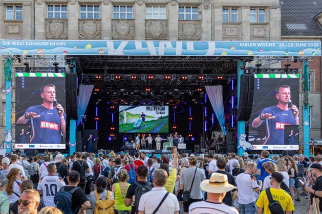 20.06.2026 Kieler Woche 2026 Eindrücke und Szenen vom Eröffnungstag Bühne auf dem Rathausmarkt, Weltrekordhalter Tilo Koch Kiel Innenstadt Schleswig Holstein Deutschland *** June 20, 2026 Kiel Week 2026