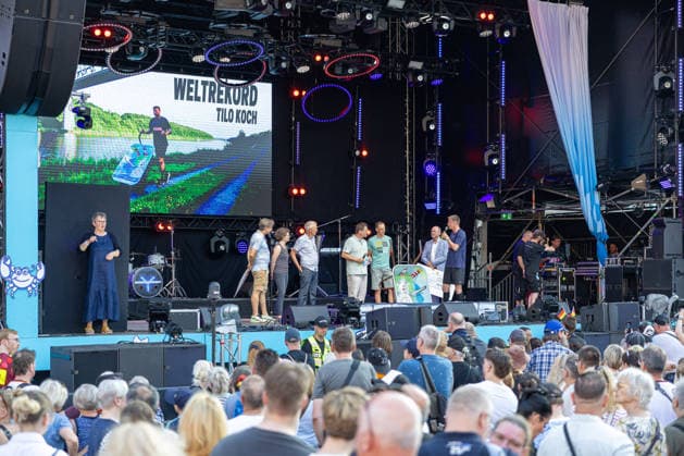 20.06.2026 Kieler Woche 2026 Eindrücke und Szenen vom Eröffnungstag Bühne auf dem Rathausmarkt, Weltrekordhalter Tilo Koch Kiel Innenstadt Schleswig Holstein Deutschland *** June 20, 2026 Kiel Week 2026