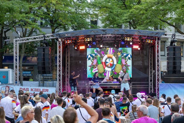 20.06.2026 Kieler Woche 2026 Eindrücke und Szenen vom Eröffnungstag Das Kieler Oktoberfest Bühne auf dem Asmus-Bremer-Platz Kiel Innenstadt Schleswig Holstein Deutschland *** June 20, 2026 Kiel Week 2026