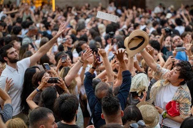Barcelona celebrates the 50th anniversary of the end of the dictatorship with a poem bombardment over the Cathedral. Dozens of people took part in the poem bombardment event to celebrate the 50th anniversary of the end of the dictatorship, near the Cathedral on June 20, 2026, in Barcelona, Catalonia, Spain. A helicopter will drop 100,000 poems in the form of bookmarks, which people will be able to pick up from the ground. The event is conceived as a symbolic and pacifist action to transform a space historically associated with fascist bombings during the Civil War into a place of culture and remembrance. JUNE 20, 2026 Lorena Sopê Barcelona, Catalonia Barcelona, Catalonia, Spain,detected_source_language  Copyright: xLorenaxSopÃªnax 7612362