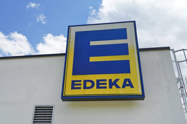 EDEKA, Lebensmitteleinzelhandel, Logo am Gebäude einer Filiale