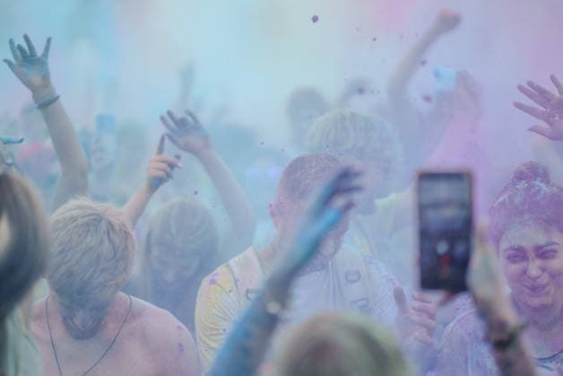 Festival-goers celebrate Holi-inspired event in Berlin BERLIN, GERMANY - JUNE 20: Visitors throw colorful powder into the air during a Holi-inspired festival in Berlin, capital of Germany, on June 20, 2026. Accompanied by music and live performances, participants celebrate the spirit of unity, joy and togetherness associated with the traditional Indian festival. Ilkin Eskipehlivan Anadolu Berlin Germany. Editorial use only. Please get in touch for any other usage.  Copyright: x2026xAnadoluxIlkinxEskipehlivanx