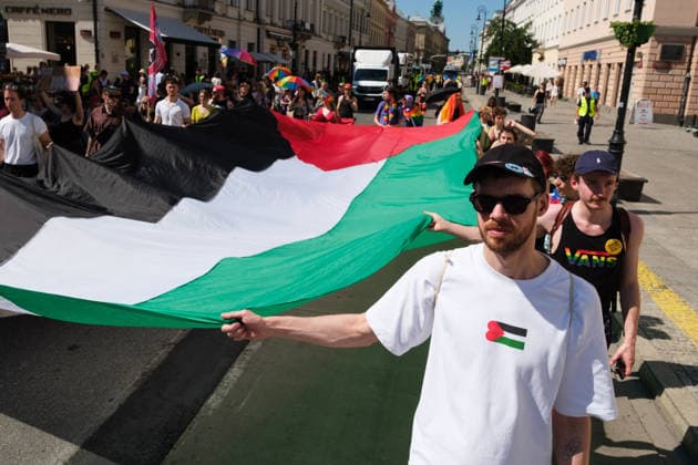 June 20, 2026, Warsaw, Masovian Voivodeship, Poland: People carry a massive Palestinian flag during Warsaw s first ever radical Pride parade. Called Equality Parade - Queer Liberation March in Polish, the grassroots march was organized by a collective of radical LGBTQ+ activists as an anti-capitalist alternative to Warsaw s traditional Pride parade, which has recently become dominated by corporate sponsors. Warsaw s first ever radical Pride parade. Called Equality Parade - Queer Liberation March in Polish, the grassroots march was organized by a collective of radical LGBTQ+ activists as an anti-capitalist alternative to Warsaw s traditional Pride parade, which has recently become dominated by corporate sponsors. Warsaw Poland - ZUMAk204 20260620_zip_k204_009 Copyright: xRomanxKozielx