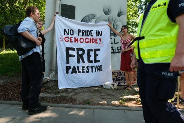 June 20, 2026, Warsaw, Masovian Voivodeship, Poland: Activists display a banner that reads no pride in genocide! Free Palestine during Warsaw s first ever radical Pride parade. Called Equality Parade - Queer Liberation March in Polish, the grassroots march was organized by a collective of radical LGBTQ+ activists as an anti-capitalist alternative to Warsaw s traditional Pride parade, which has recently become dominated by corporate sponsors. Warsaw Poland - ZUMAk204 20260620_zip_k204_024 Copyright: xRomanxKozielx