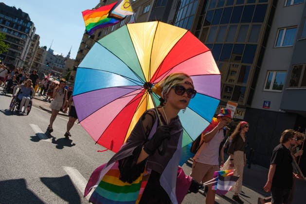 June 20, 2026, Warsaw, Masovian Voivodeship, Poland: A person with a rainbow umbrella marches in Warsaw s first ever radical Pride parade. Called Equality Parade - Queer Liberation March in Polish, the grassroots march was organized by a collective of radical LGBTQ+ activists as an anti-capitalist alternative to Warsaw s traditional Pride parade, which has recently become dominated by corporate sponsors. Warsaw Poland - ZUMAk204 20260620_zip_k204_028 Copyright: xRomanxKozielx