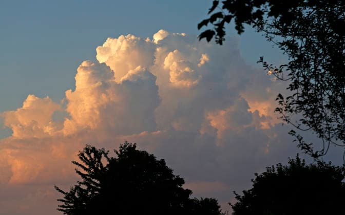 Sonnenuntergang am längsten Tag 20.06.2026 Sommersonnenwende verkürzt die Tage von 16.5 Stunden abwärts hier Wolke seitlich angestrahlt von der untergehenden Sonne Pfungstadt Hessen Deutschland *** Sunset on the longest day, June 20, 2026. The summer solstice shortens the days from 16.5 hours onward. Here, a cloud is illuminated from the side by the setting sun. Pfungstadt, Hesse, Germany,detected_source_language