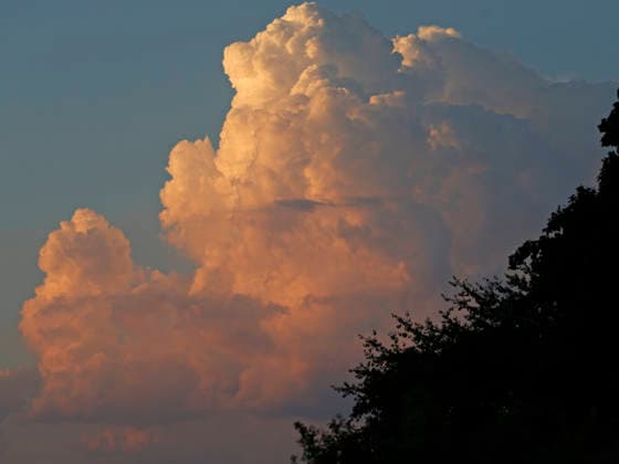 Sonnenuntergang am längsten Tag 20.06.2026 Sommersonnenwende verkürzt die Tage von 16.5 Stunden abwärts hier Wolke seitlich angestrahlt von der untergehenden Sonne Pfungstadt Hessen Deutschland *** Sunset on the longest day, June 20, 2026. The summer solstice shortens the days from 16.5 hours onward. Here, a cloud is illuminated from the side by the setting sun. Pfungstadt, Hesse, Germany,detected_source_language