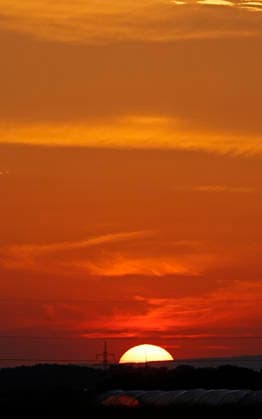 Sonnenuntergang am längsten Tag 20.06.2026 Sommersonnenwende verkürzt die Tage von 16.5 Stunden abwärts hier Sonnenuntergang mit Strommast Pfungstadt Hessen Deutschland *** Sunset on the longest day, June 20, 2026. The summer solstice shortens the days from 16.5 hours onward. Here, sunset with a power pole in Pfungstadt, Hesse, Germany.,detected_source_language