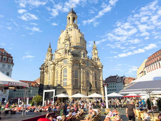 Eröffnungsabend des diesjährigen eintrittsfreien zehnwöchigen Kulturfestivals Palais Sommer auf dem Neumarkt vor der Frauenkirche in Dresden. *** Opening night of this years free, ten-week cultural festival, Palais Sommer, on Neumarkt in front of the Frauenkirche in Dresden,detected_source_language