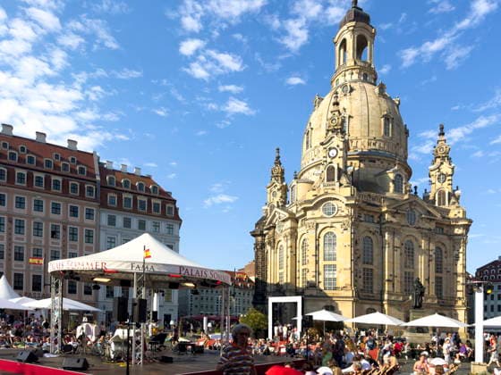 Eröffnungsabend des diesjährigen eintrittsfreien zehnwöchigen Kulturfestivals Palais Sommer auf dem Neumarkt vor der Frauenkirche in Dresden. *** Opening night of this years free, ten-week cultural festival, Palais Sommer, on Neumarkt in front of the Frauenkirche in Dresden,detected_source_language