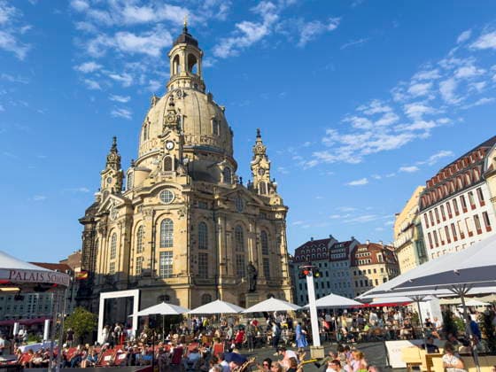 Eröffnungsabend des diesjährigen eintrittsfreien zehnwöchigen Kulturfestivals Palais Sommer auf dem Neumarkt vor der Frauenkirche in Dresden. *** Opening night of this years free, ten-week cultural festival, Palais Sommer, on Neumarkt in front of the Frauenkirche in Dresden,detected_source_language