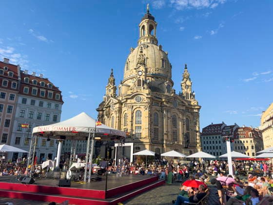 Eröffnungsabend des diesjährigen eintrittsfreien zehnwöchigen Kulturfestivals Palais Sommer auf dem Neumarkt vor der Frauenkirche in Dresden. *** Opening night of this years free, ten-week cultural festival, Palais Sommer, on Neumarkt in front of the Frauenkirche in Dresden,detected_source_language