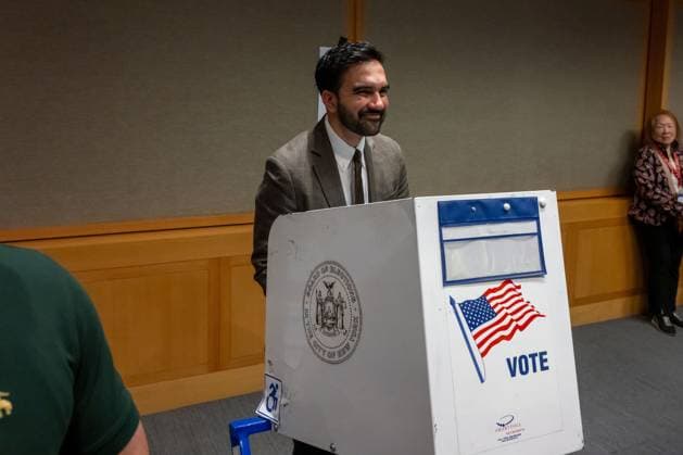 RECORD DATE NOT STATED Mayor Mamdani casts his ballot during early vote at the Metropolitan Museum of Art (NEW) Mayor Mamdani casts his ballot during early vote at the Metropolitan Museum of Art. June 20, 2026, New York, New York, USA: New York City Mayor Zohran Mamdani casts his ballot during early vote at the Metropolitan Museum of Art on June 20, 2026 in New York City. (Credit: M10s TheNews2)(Foto: M10S Thenews2 imago images) Mayor Mamdani casts his ballot during early vote at the Metropolitan Museum of Art  Copyright: xM10sx