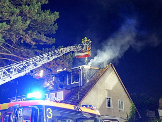 Wohnungsbrand im Bünteweg in Hannover Wohnung steht im Vollbrand. Zwei Drehleitern versuchen das Übergreifen aufs Dach zu verhindern. *** Apartment Fire on Bünteweg in Hanover Copyright: xBerndxGüntherx