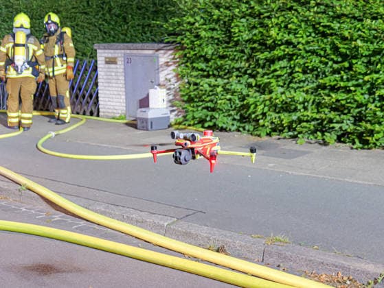 Wohnungsbrand im Bünteweg in Hannover Die Drohne kann mit der Wärmebildkamera Brandherde im Dachbereich entdecken. *** Apartment Fire on Bünteweg in Hanover Copyright: xBerndxGüntherx