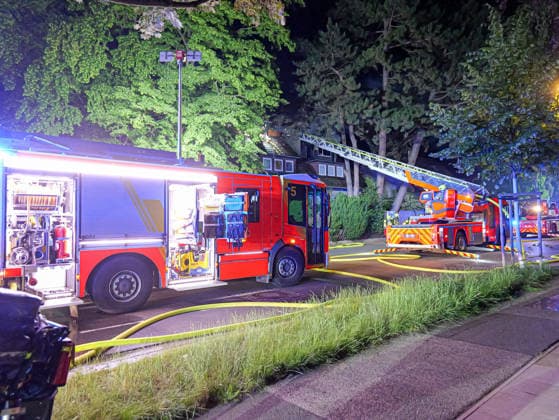 Wohnungsbrand im Bünteweg in Hannover Wohnung steht im Vollbrand. Zwei Drehleitern versuchen das Übergreifen aufs Dach zu verhindern. *** Apartment Fire on Bünteweg in Hanover Copyright: xBerndxGüntherx