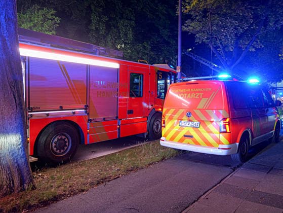 Wohnungsbrand im Bünteweg in Hannover Wohnung steht im Vollbrand. Zwei Drehleitern versuchen das Übergreifen aufs Dach zu verhindern. *** Apartment Fire on Bünteweg in Hanover Copyright: xBerndxGüntherx